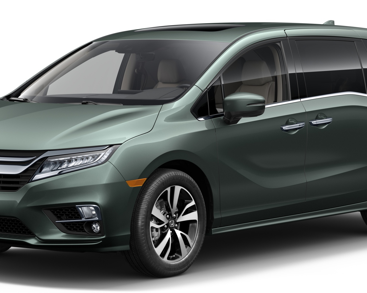 Автомобиль  минивэн Honda Odyssey, 2018 на белом фоне