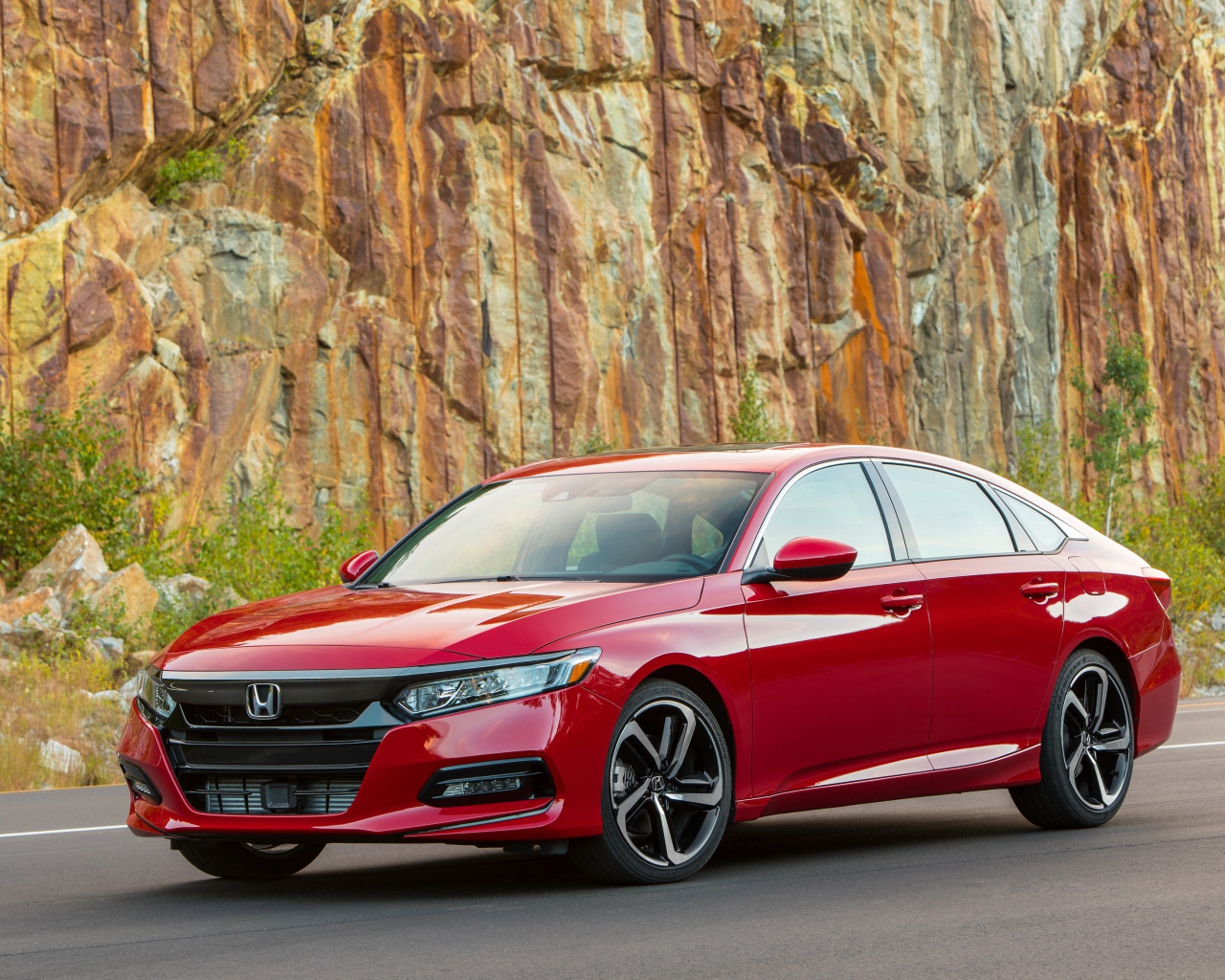 Компактный красный автомобиль Honda Accord