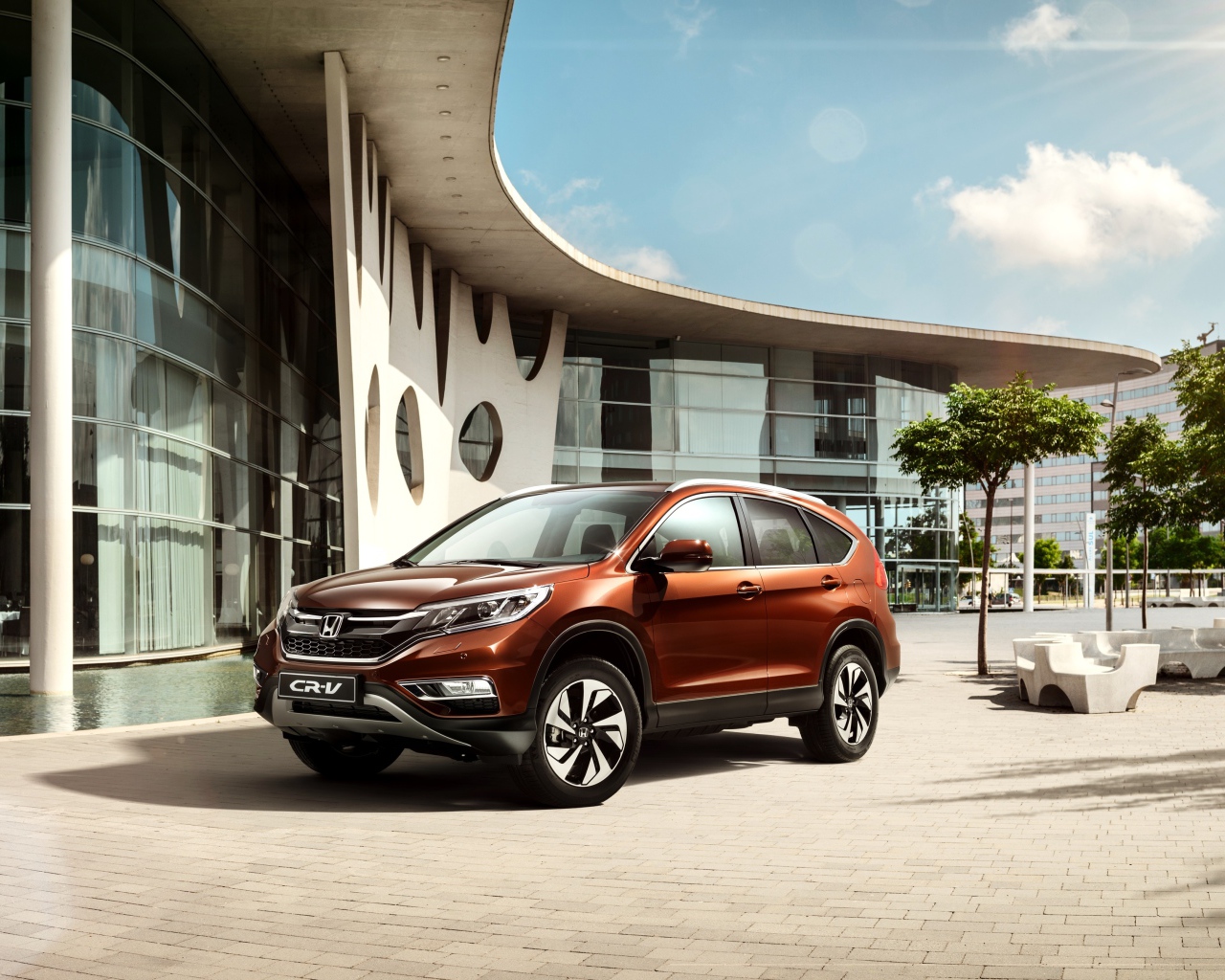 Внедорожник Honda CR-V на фоне здания 