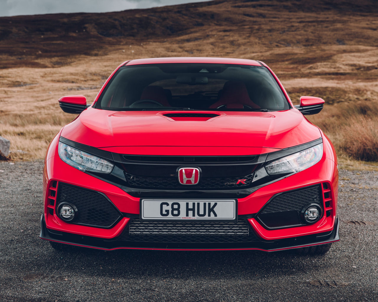 Красный автомобиль Honda Civic Type R, 2018 вид спереди