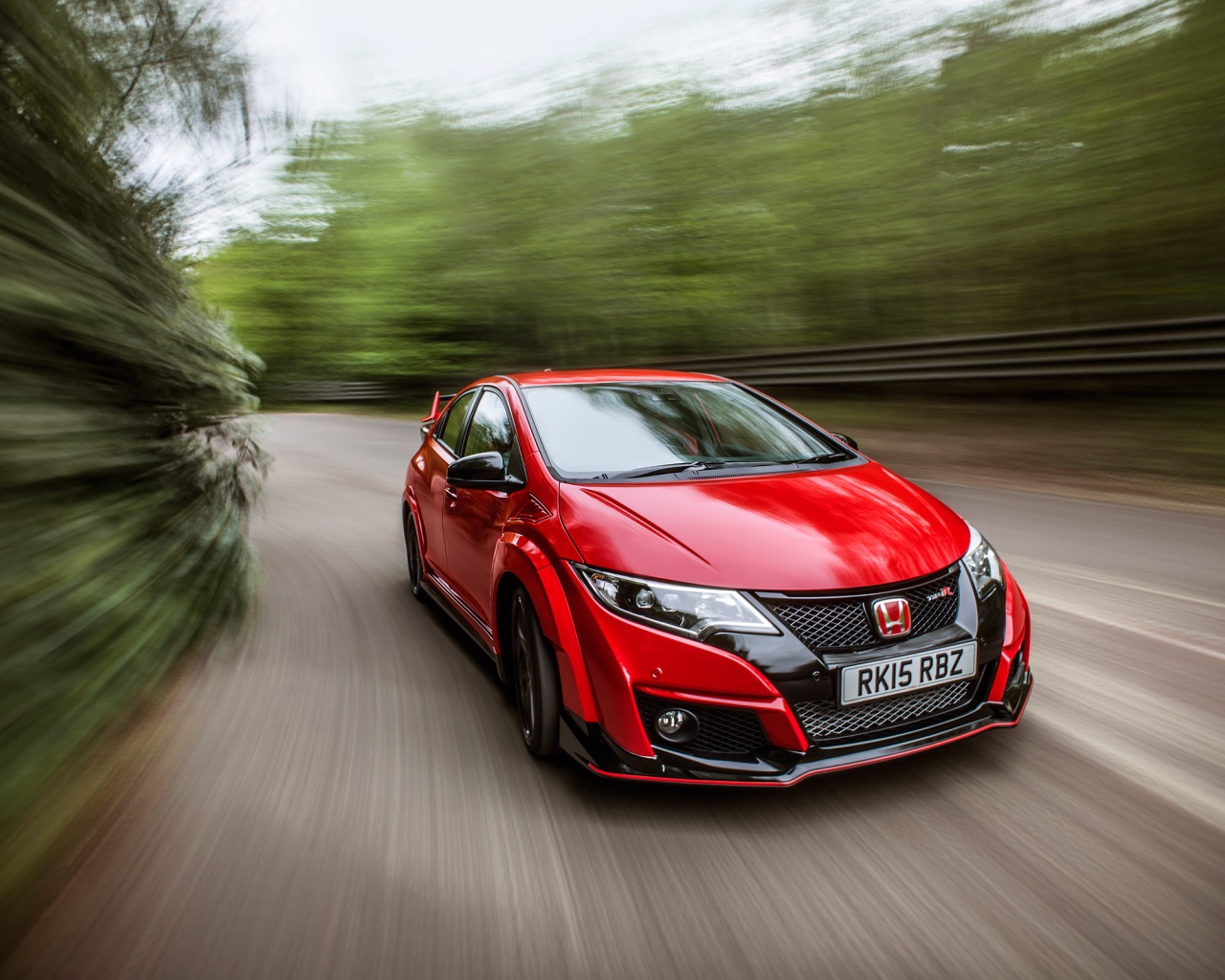 Красный автомобиль Honda Civic,  2017 на трассе 