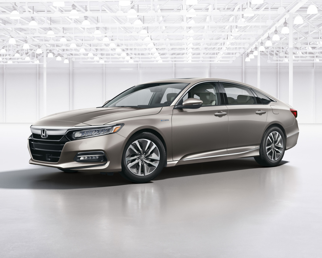 Серебристый автомобиль Honda Accord Hybrid, 2018