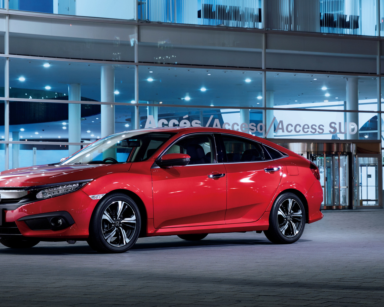 Стильный красный автомобиль Honda Civic в автосалоне