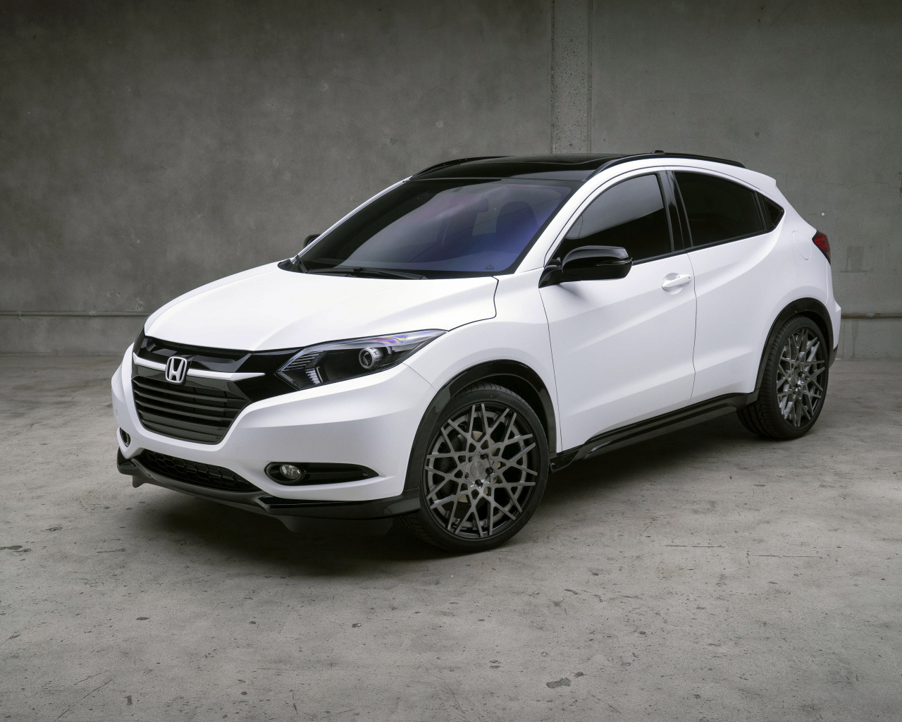 Белый стильный автомобиль Honda HR-V 