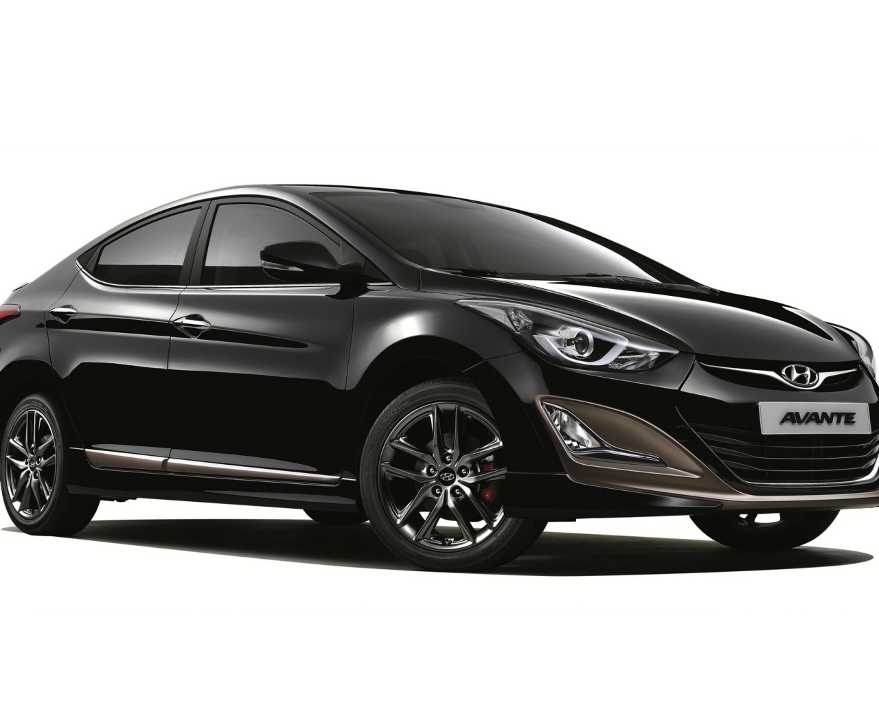 Черный автомобиль Hyundai Elantra на белом фоне