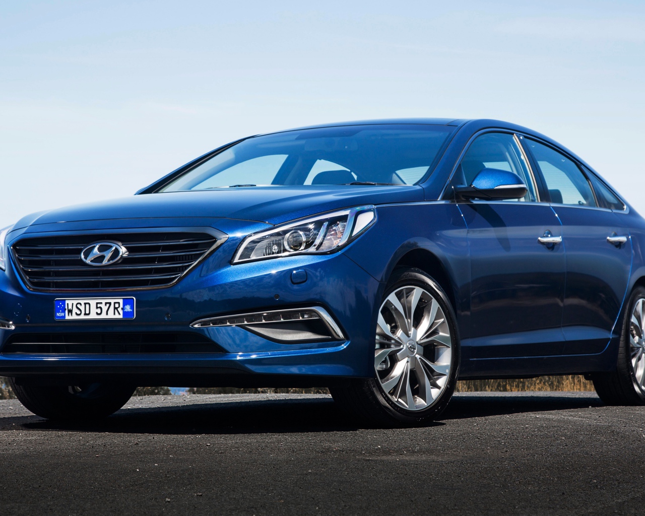 Синий автомобиль Hyundai Sonata на дороге 