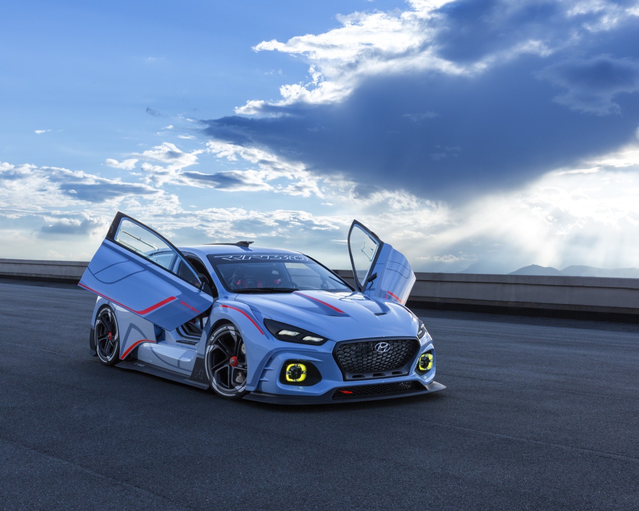 Автомобиль Hyundai RN30 с открытыми дверями на фоне неба 