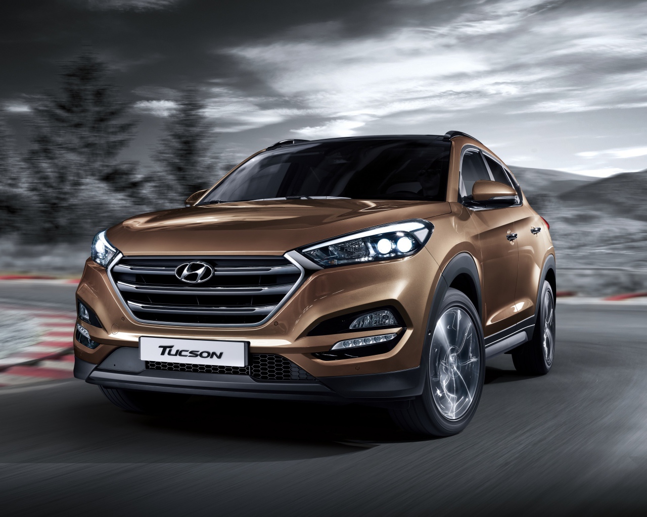 Автомобиль Hyundai Tucson коричневого цвета 