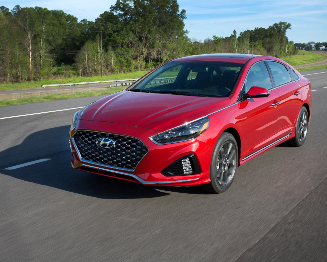 Красный автомобиль Hyundai Sonata Sport, 2018 на трассе 