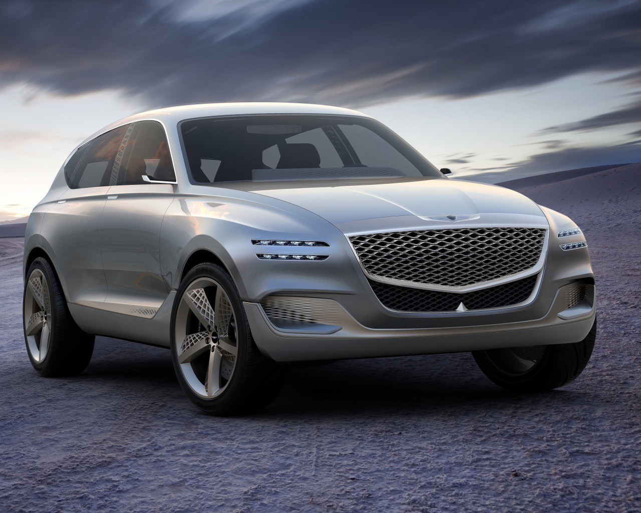 Серебристый автомобиль Hyundai Genesis GV80 