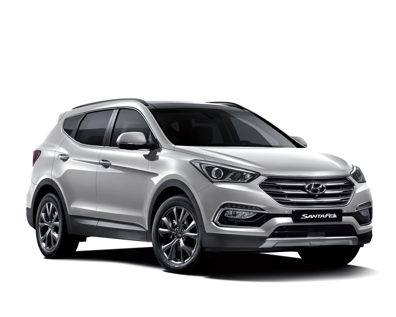 Серебристый автомобиль Hyundai Santa Fe  на белом фоне