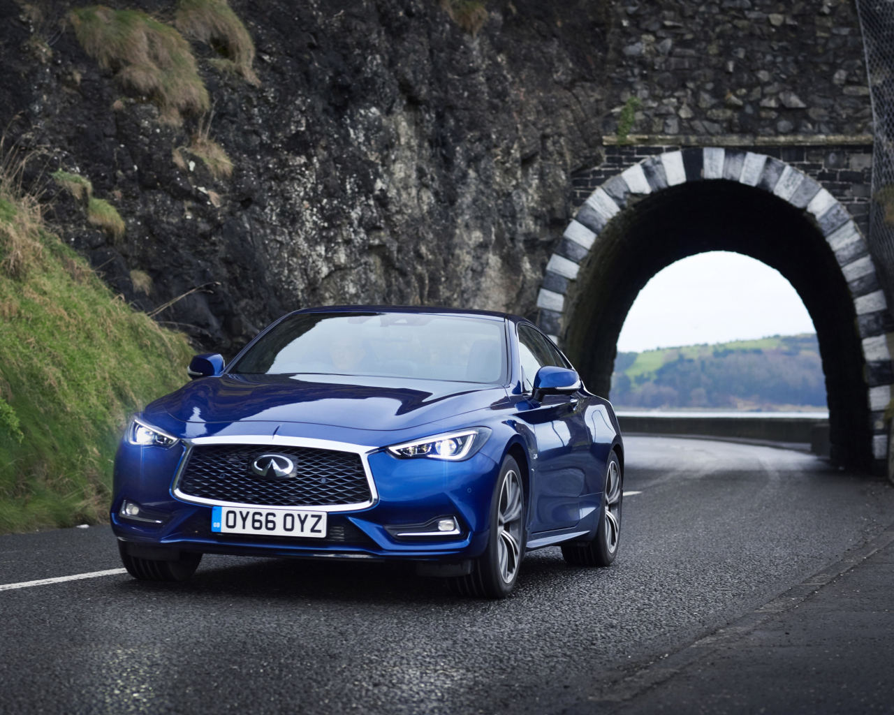 Синий автомобиль Infiniti Q60 выезжает из тоннеля 