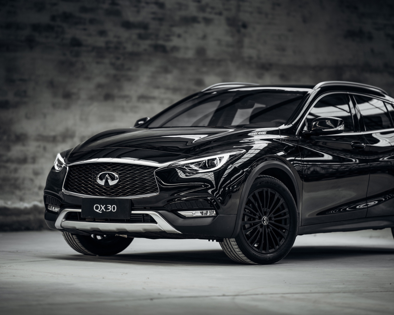 Блестящий черный автомобиль  Infiniti QX30 Night Edition, 2017