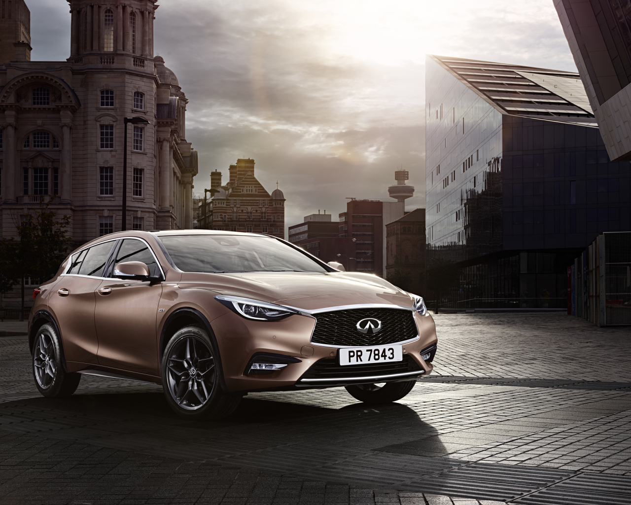 Автомобиль Infiniti Q30 в городе 