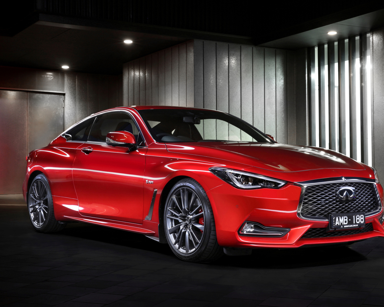 Красный автомобиль Infiniti Q60 на стоянке 