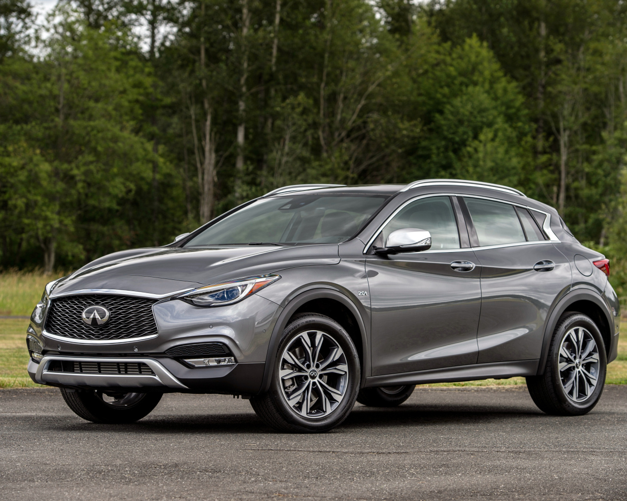 Серебристый автомобиль Infiniti QX30 2.0t AWD, 2017 