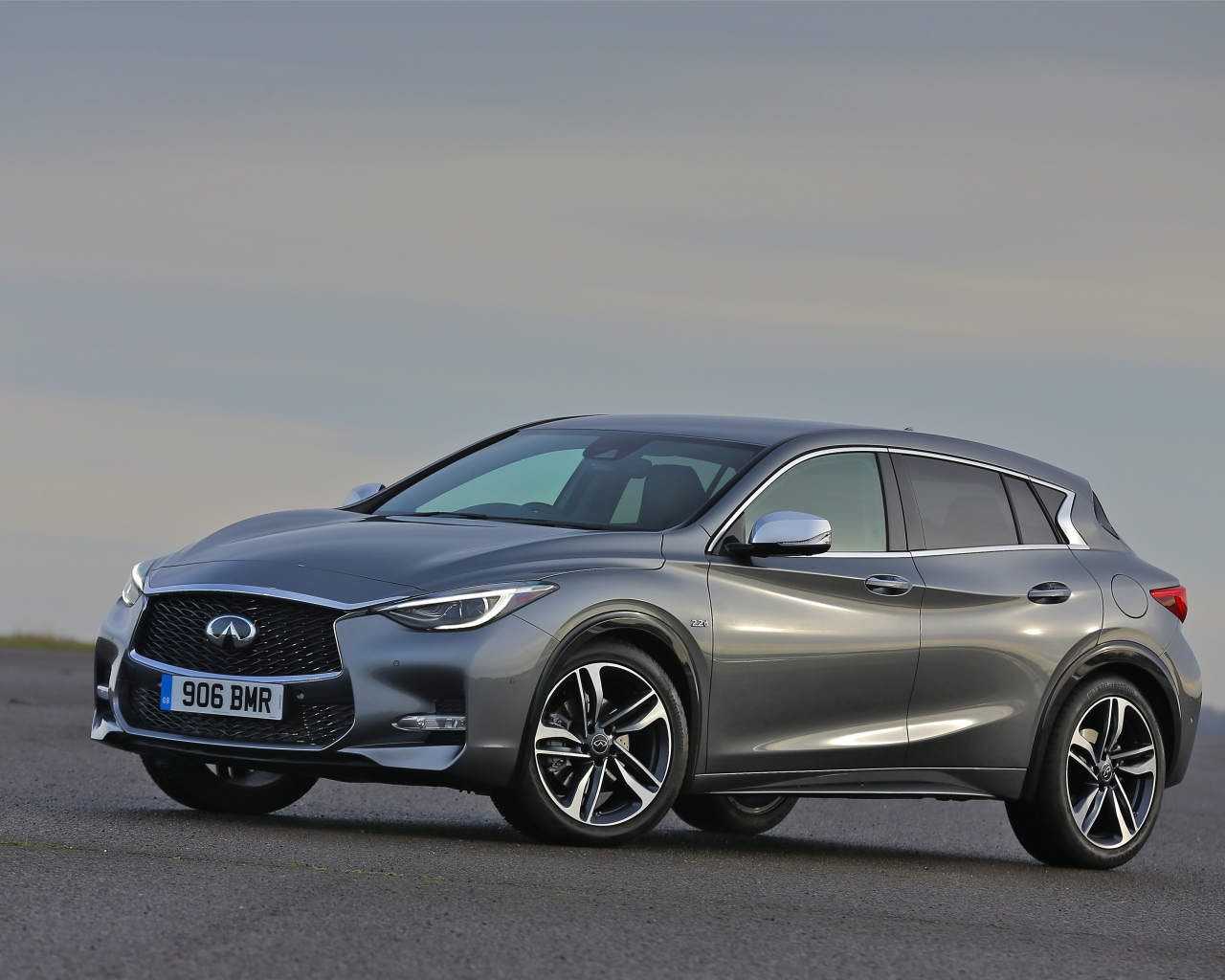 Серебристый автомобиль Infiniti QX30, 2017  