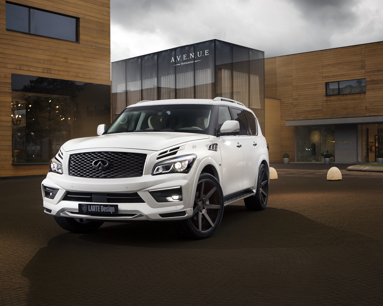 Белый стильный автомобиль  Infiniti QX80