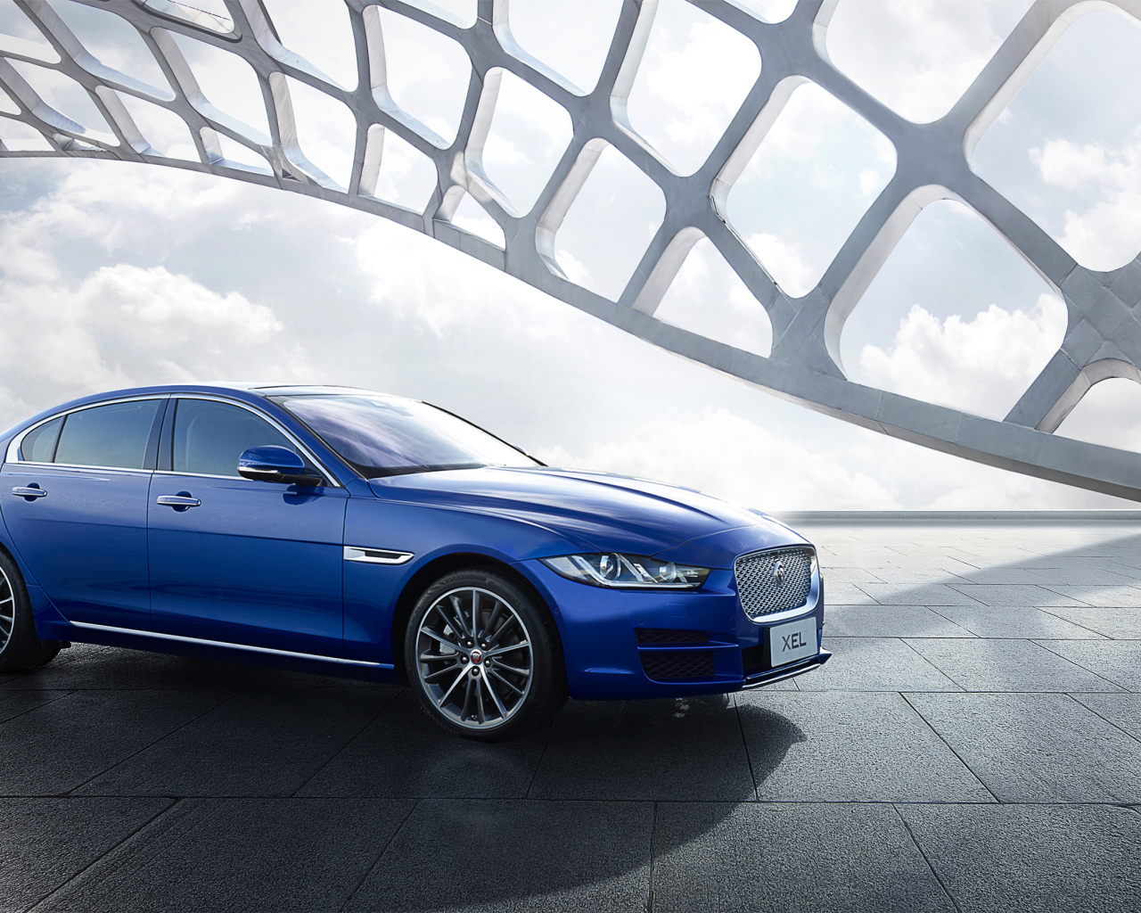 Синий автомобиль Jaguar XEL, 2018