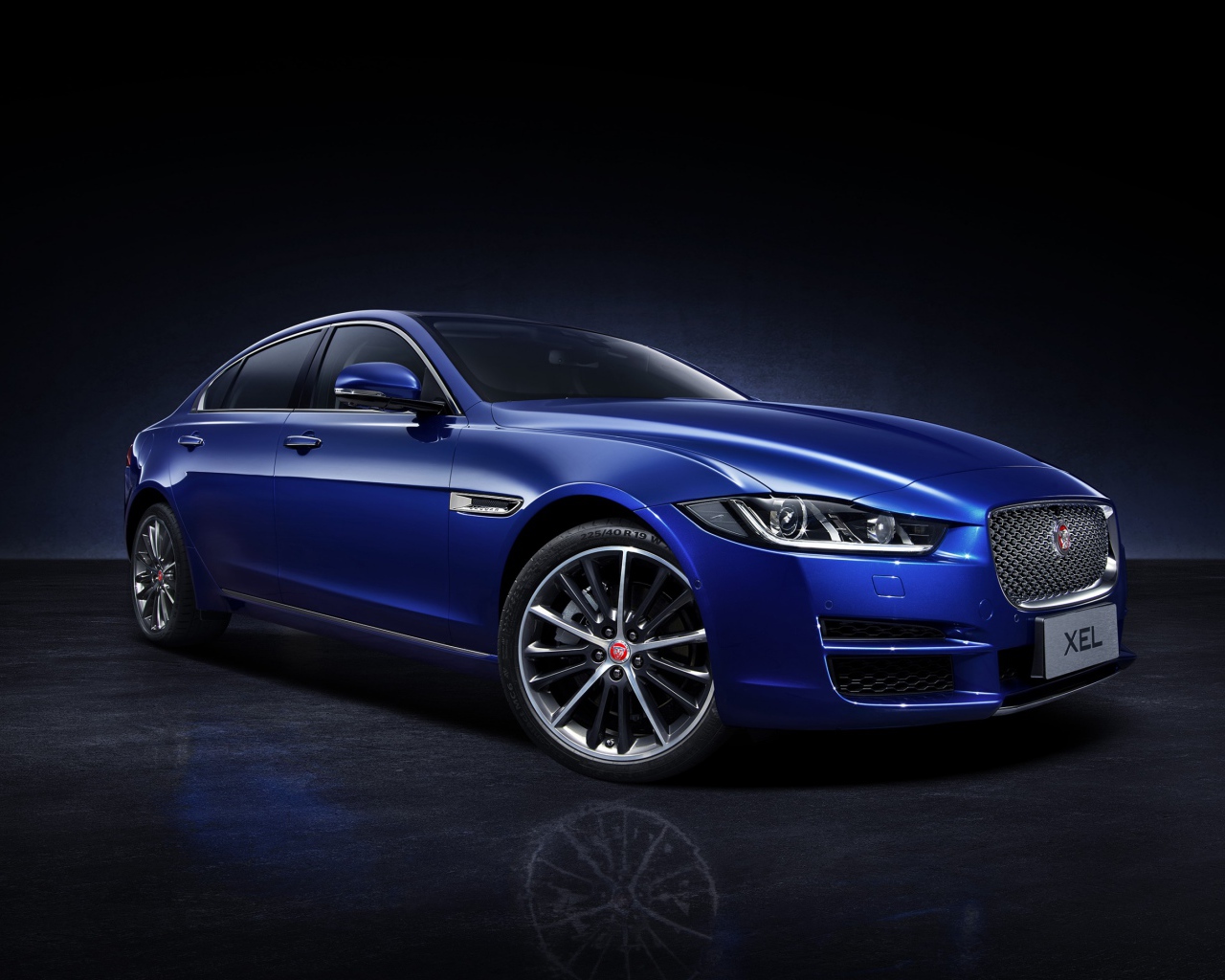 Синий автомобиль Jaguar XEL, 2018 вид сбоку