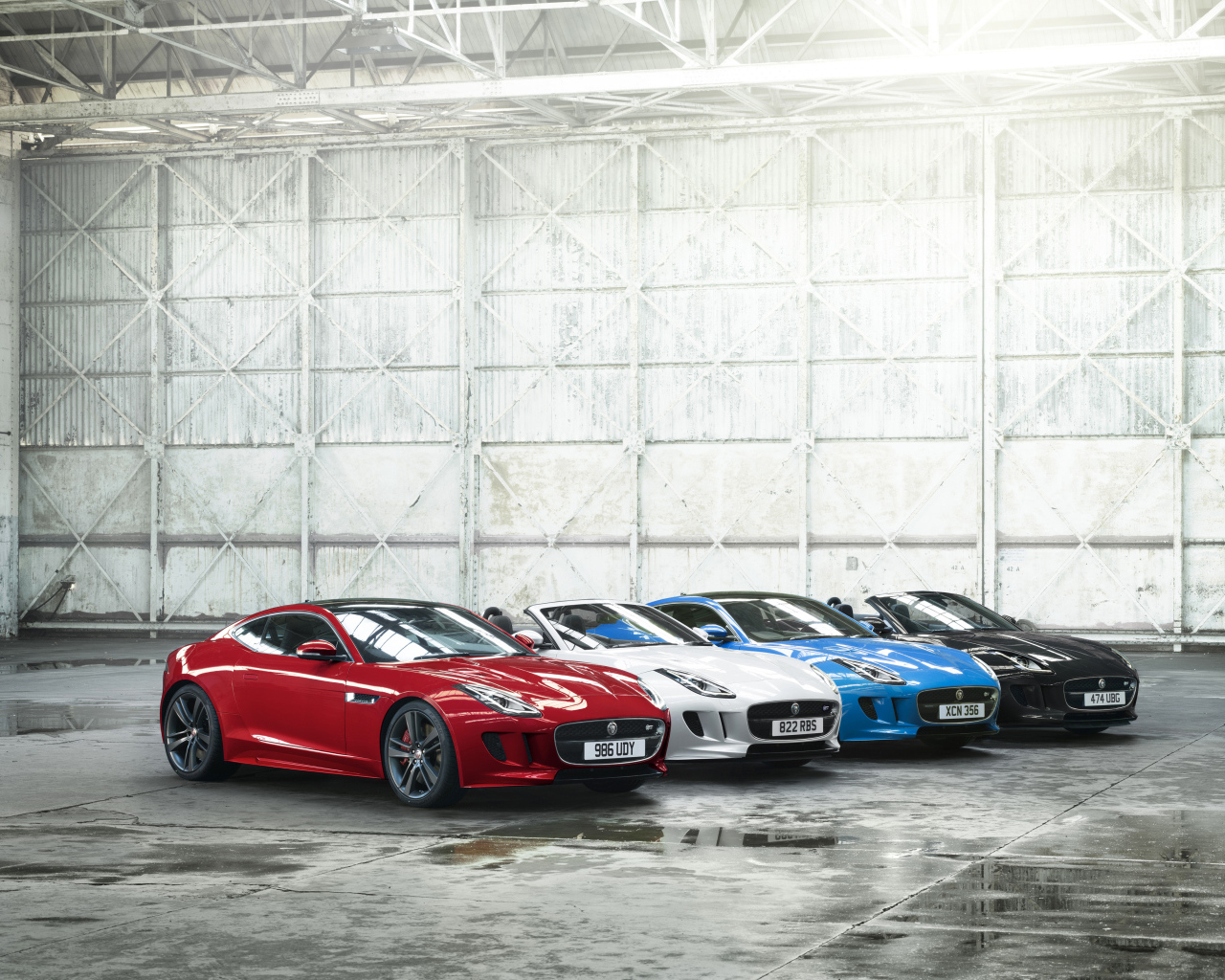 Автомобильный парк Jaguar F-Type в гараже