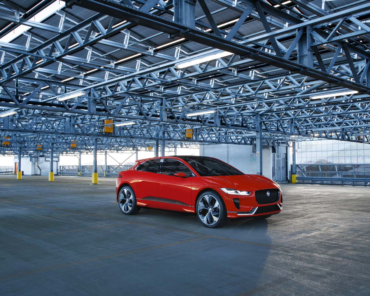 Красный автомобиль Jaguar I-Pace на стоянке 