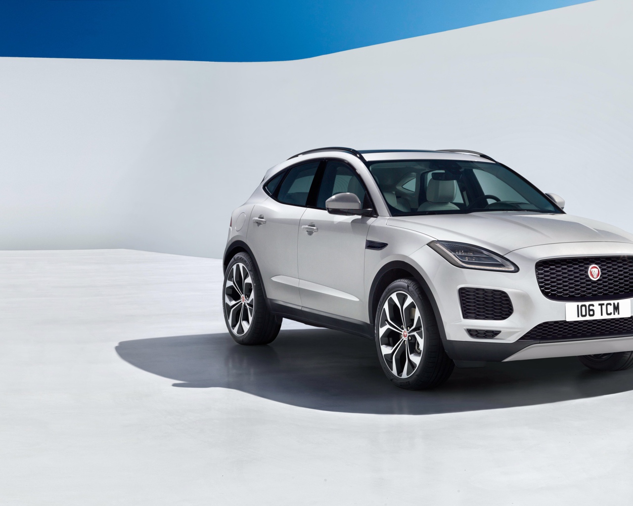 Серебристый автомобиль Jaguar E-Pace, 2018