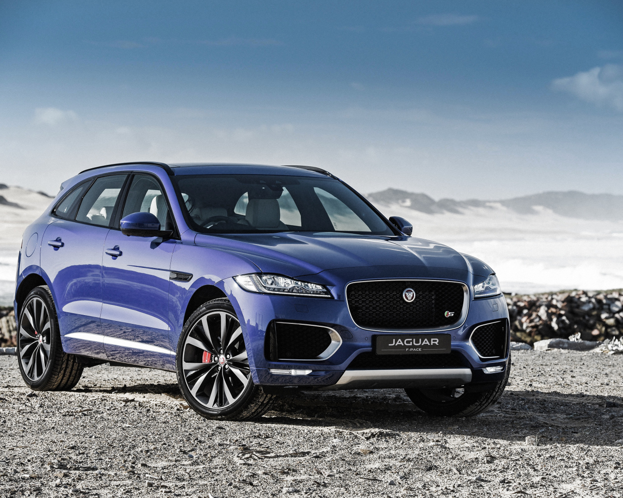 Спортивный кроссовер  Jaguar F-PACE, 2017 синего цвета 