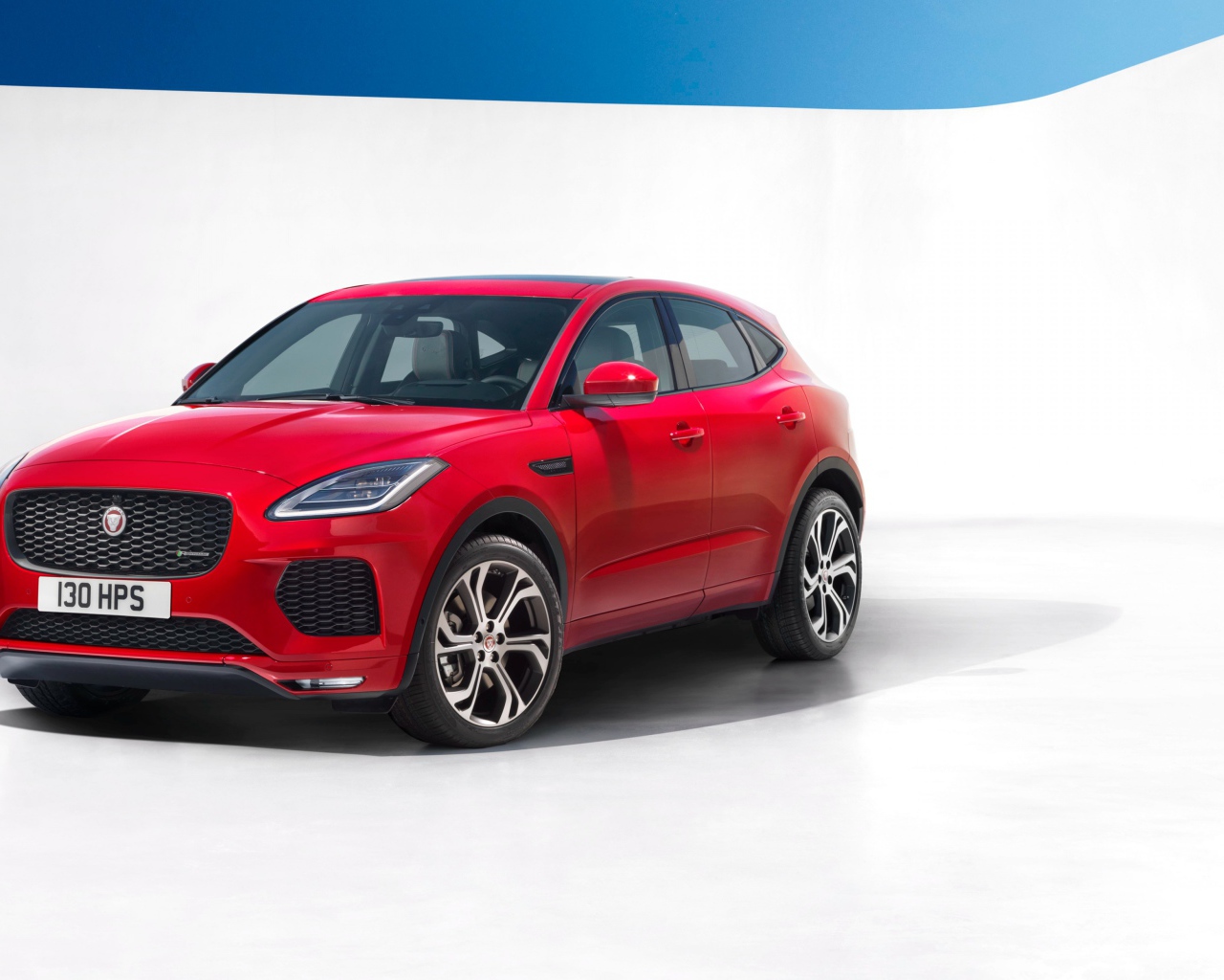 Стильный красный автомобиль  Jaguar E-Pace, 2018