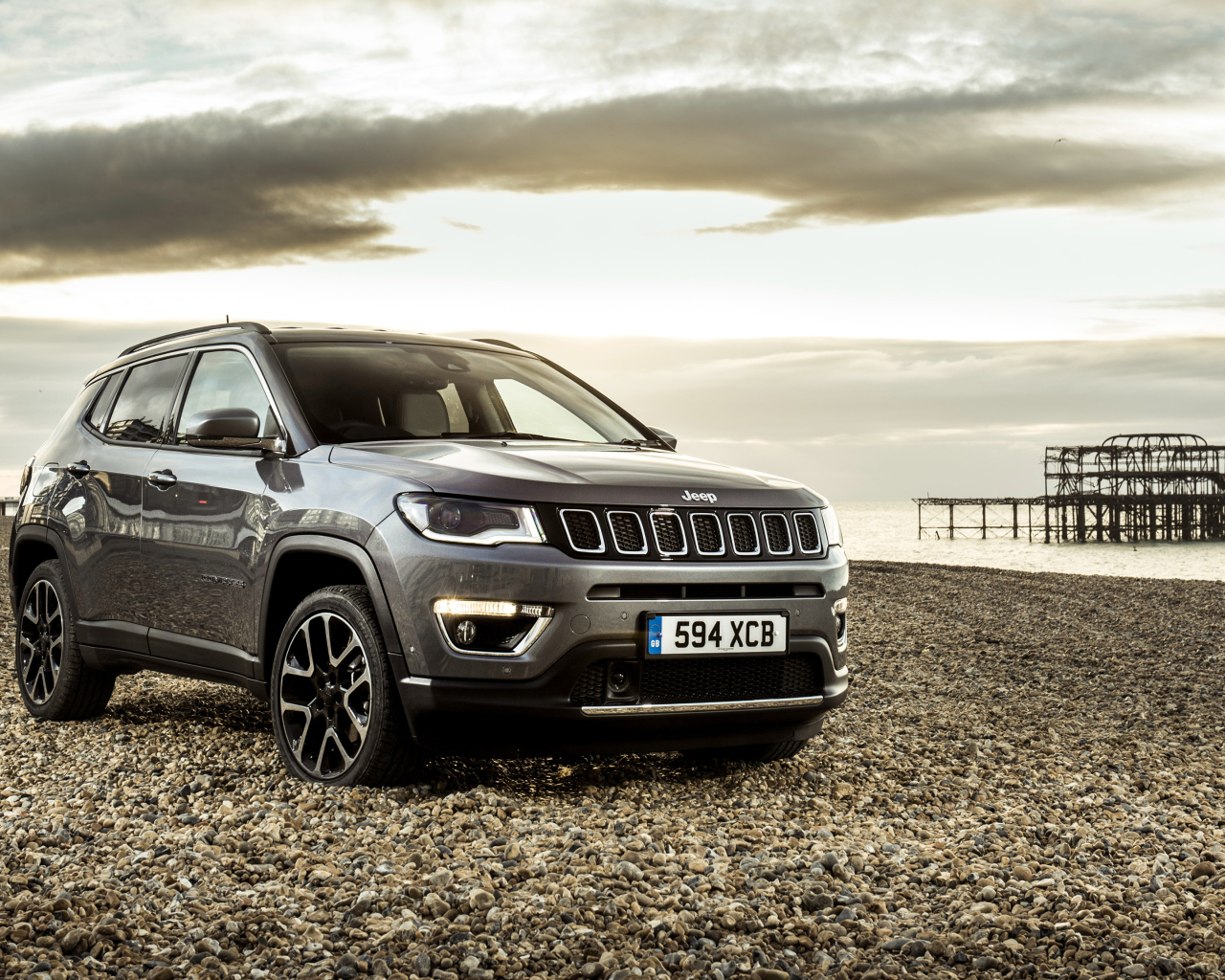 Внедорожник Jeep Compass Limited, 2018 на фоне неба