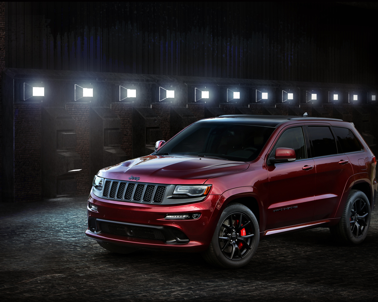 Красный автомобиль Jeep Grand Cherokee