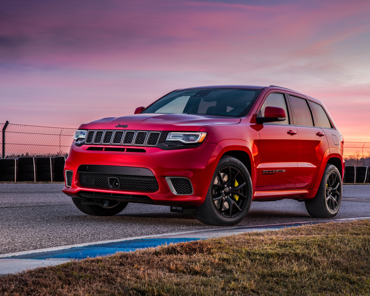 Красный автомобиль  Jeep Grand Cherokee Trackhawk, 2018 