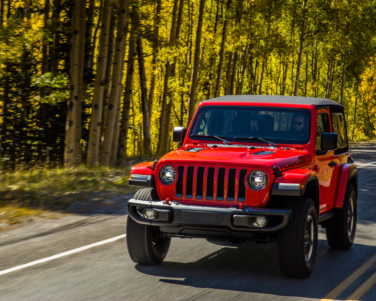 Красный автомобиль Jeep Wrangler Rubicon 2, 2018 на лесной трассе