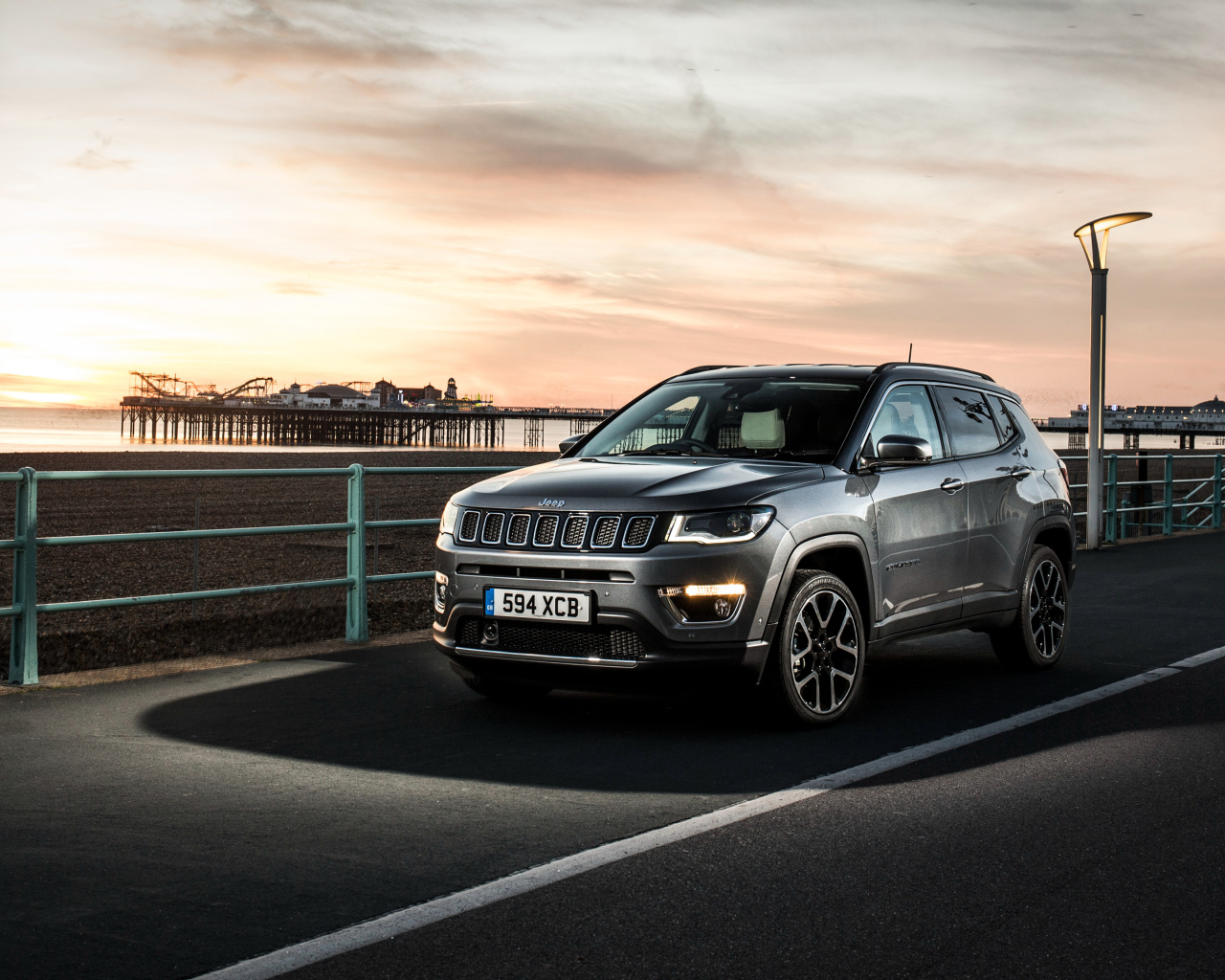 Серебристый внедорожник Jeep Compass Limited, 2018 на фоне горизонта