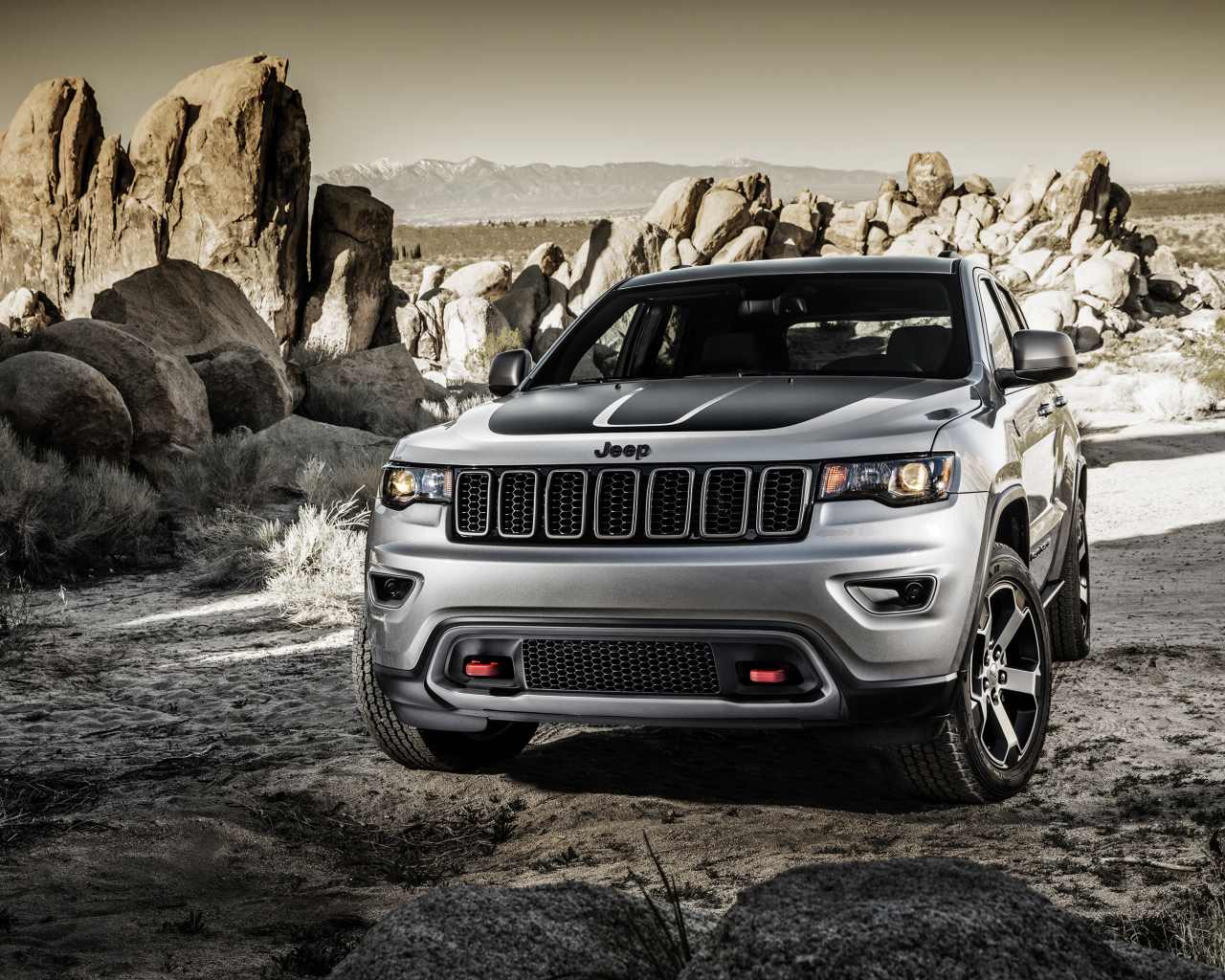 Серебристый внедорожник  Jeep Grand Cherokee