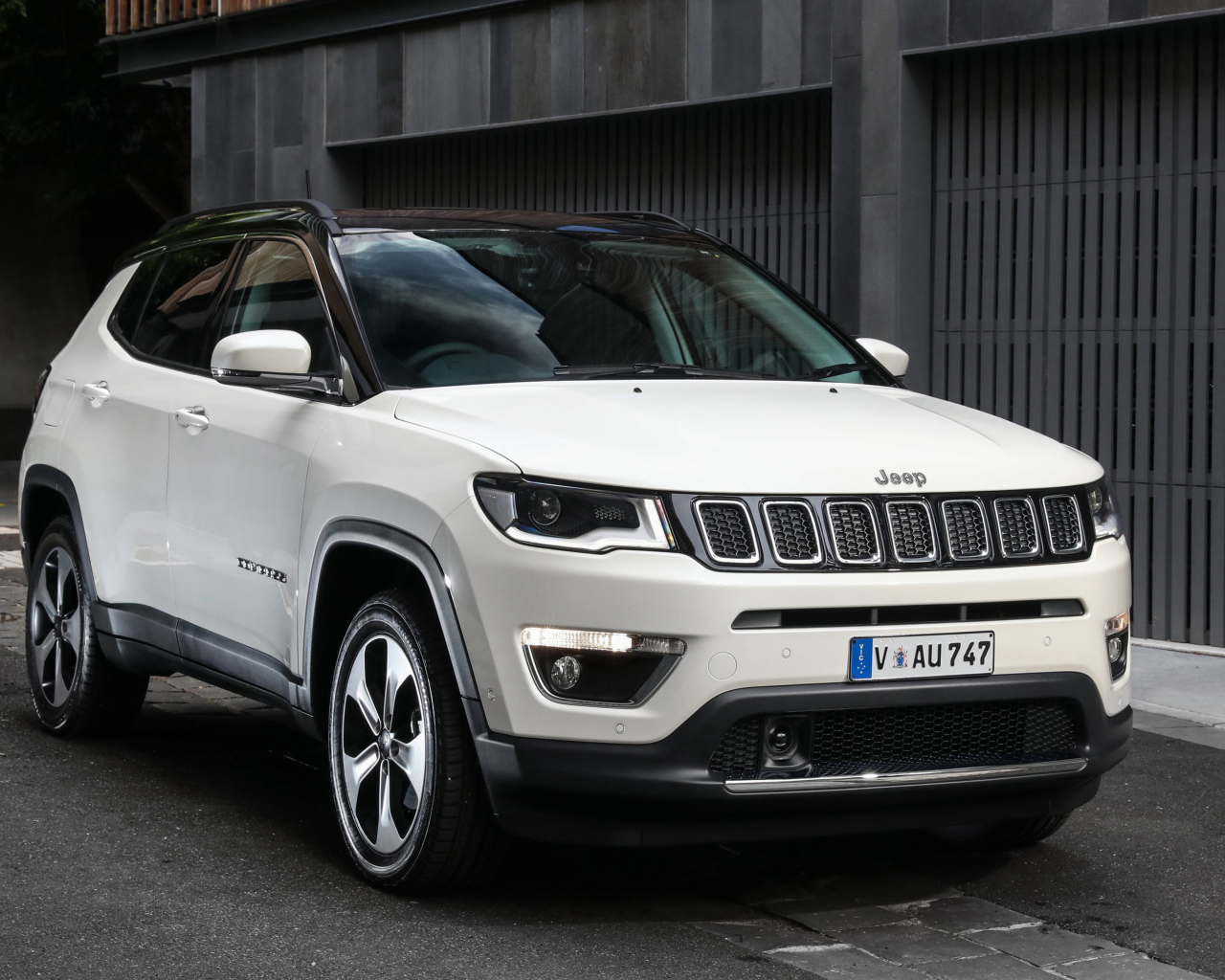 Белый автомобиль внедорожник  Jeep Compass Limited, 2018