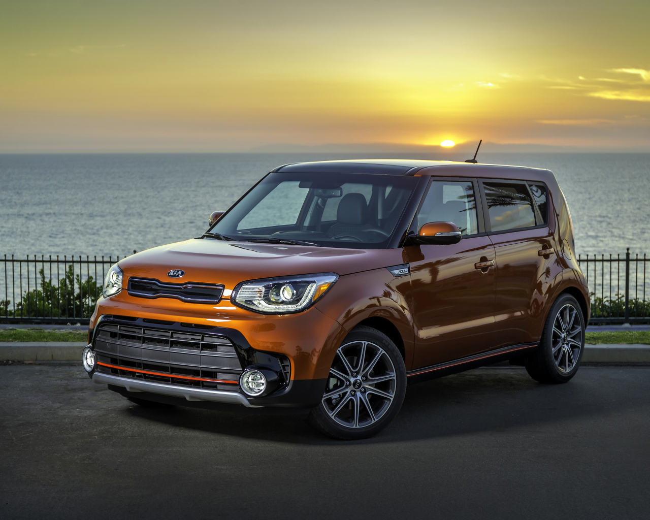 Оранжевый автомобиль KIA  Soul Turbo, 2017 