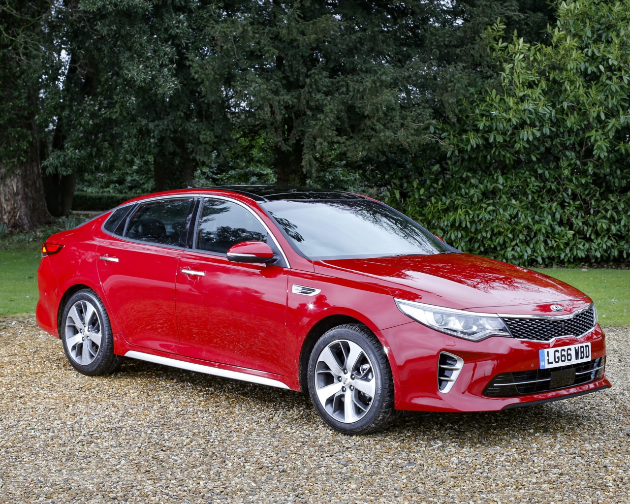 Красный автомобиль KIA Optima GT Line S, 2017 