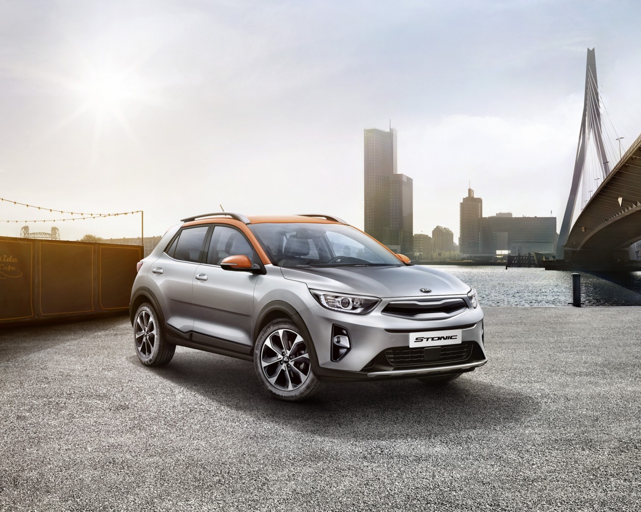 Серебристый кроссовер Kia Stonic, 2018  у воды