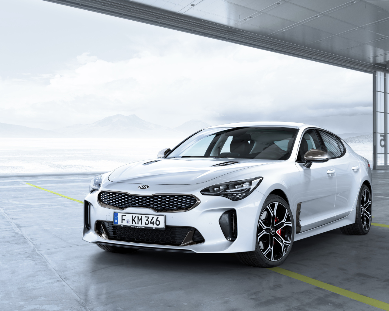 Белый автомобиль  Kia Stinger GT, 2017 