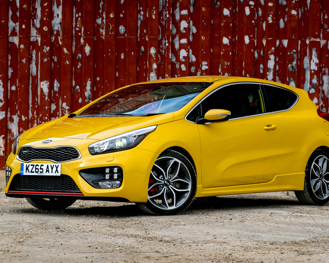 Желтый автомобиль Kia Ceed 