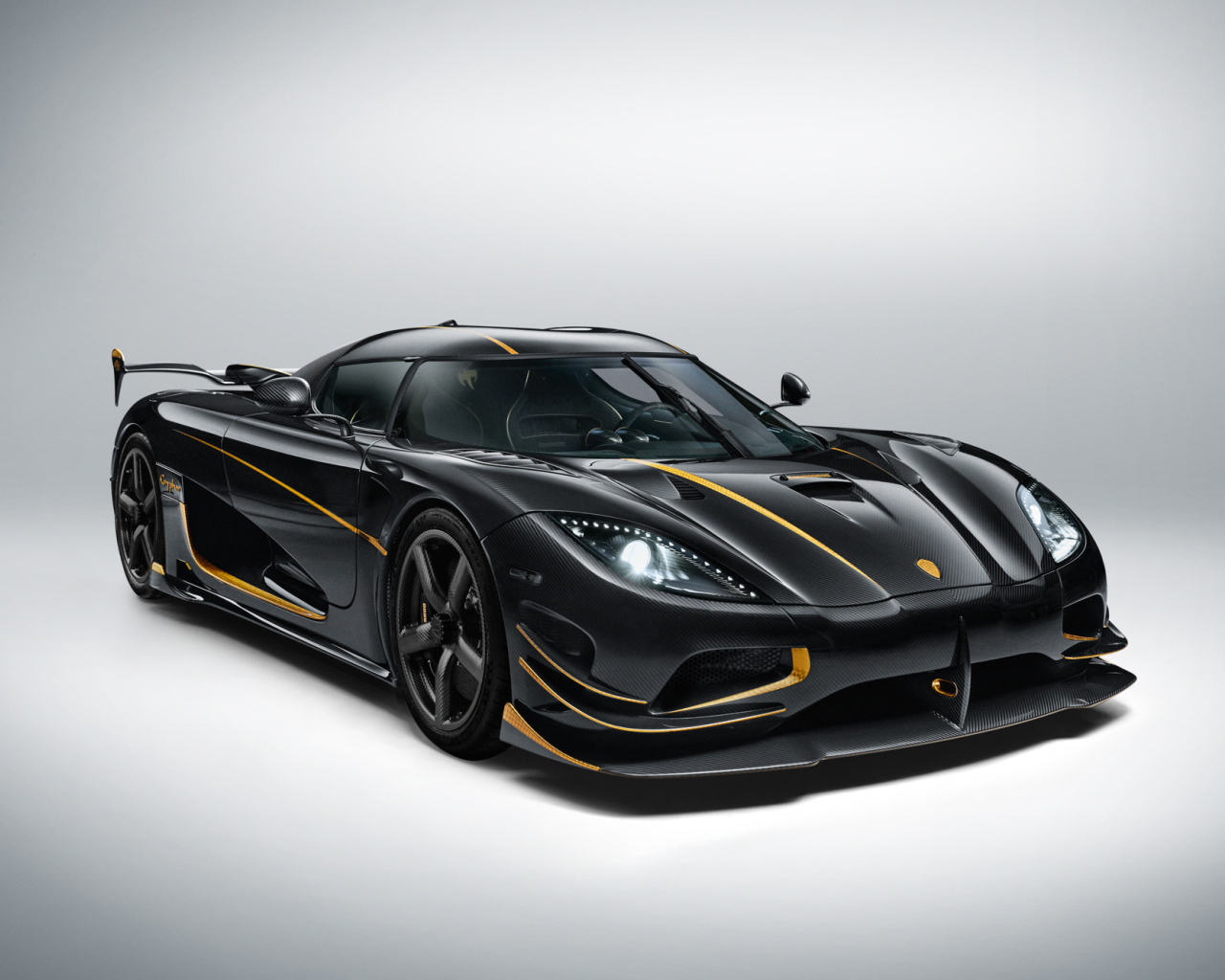 Черный спорткар  Koenigsegg Agera RS Gryphon на сером фоне 