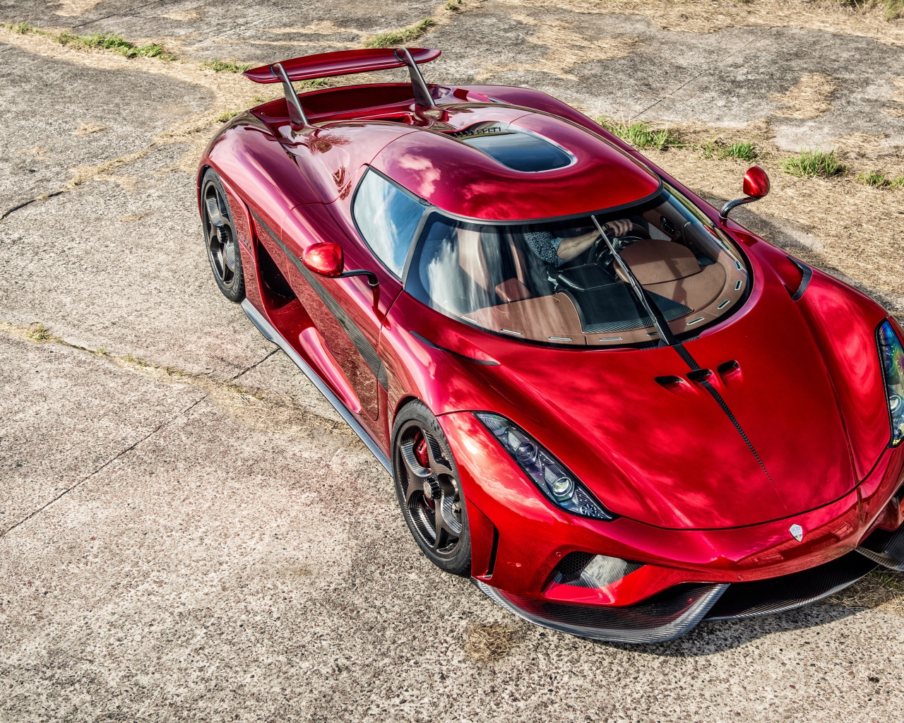 Красный спортивный автомобиль Koenigsegg Regera вид сверху