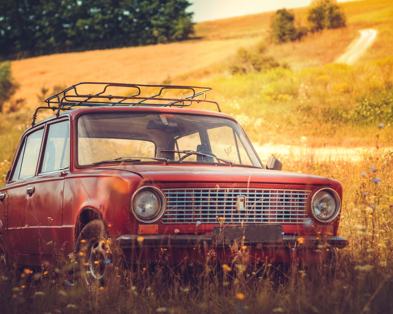 Красный российский автомобиль  Lada 2101