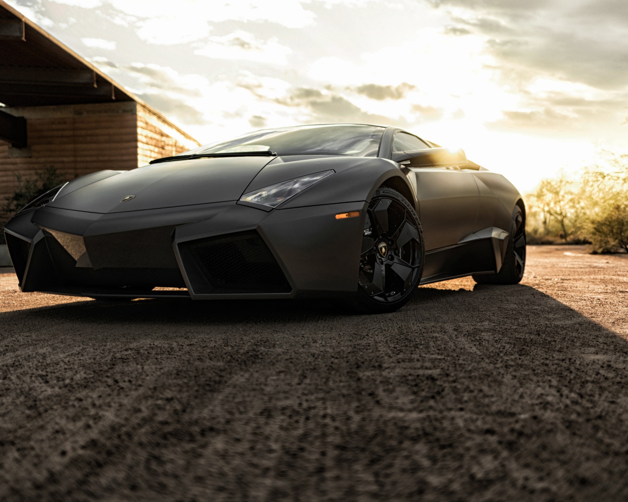 Черный быстрый автомобиль Lamborghini Reventon