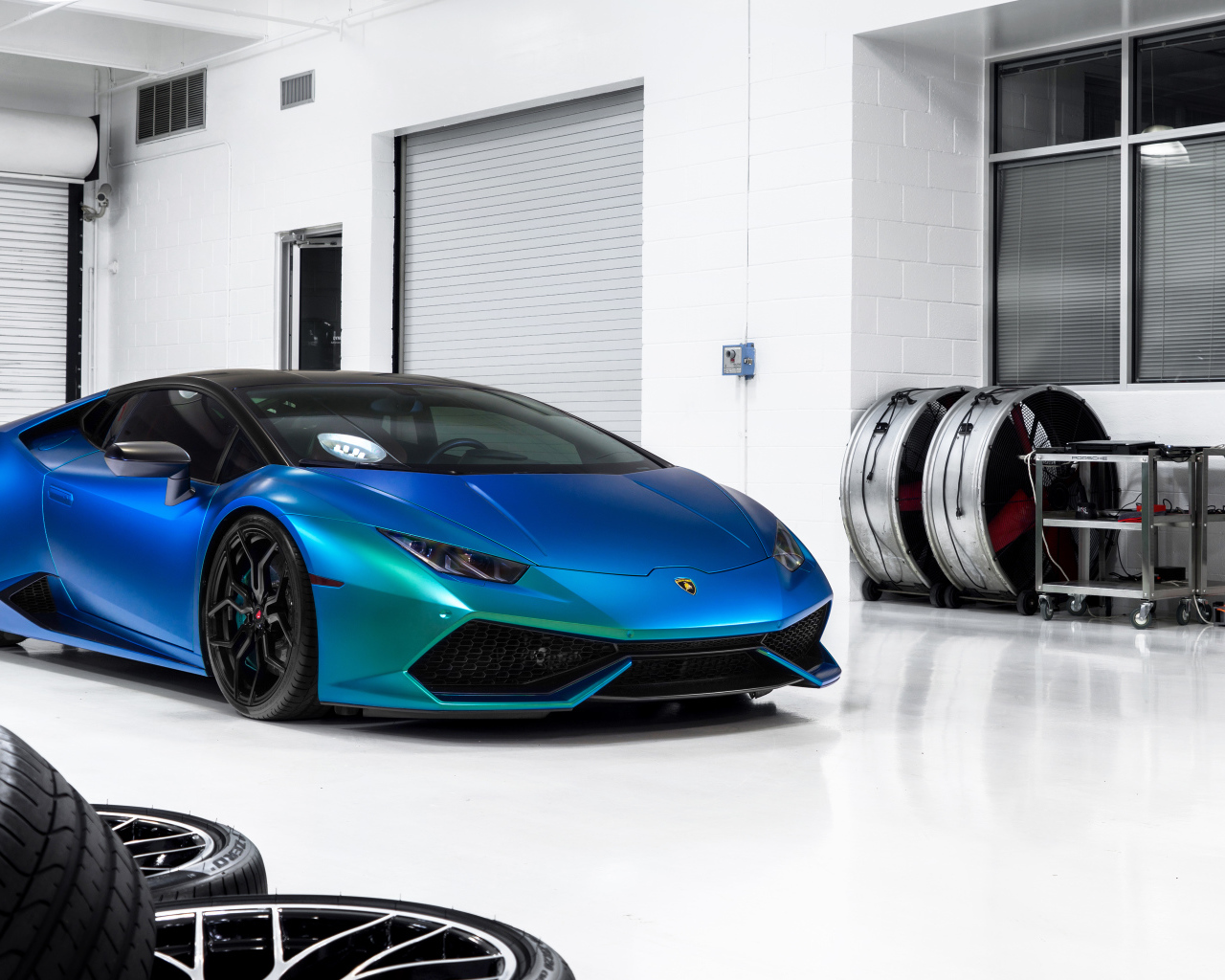 Синий автомобиль Lamborghini Huracan в гараже