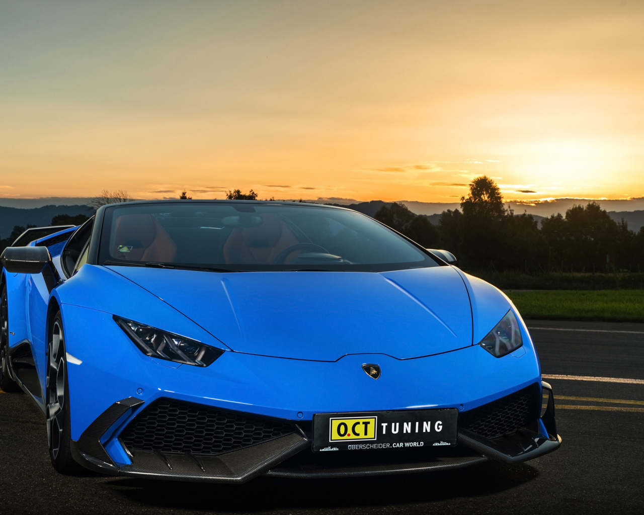 Синий скоростной автомобиль Lamborghini Huracan