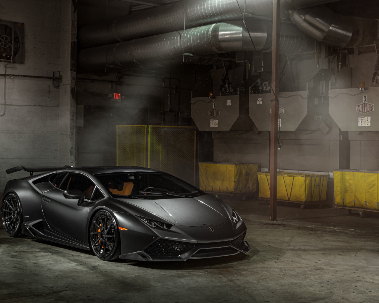 Быстрый серебристый автомобиль Lamborghini Huracan 