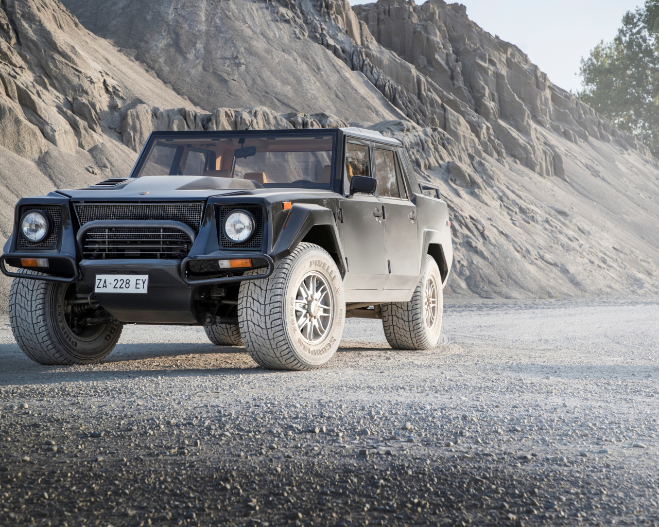 Внедорожник  Lamborghini LM002 на фоне гор