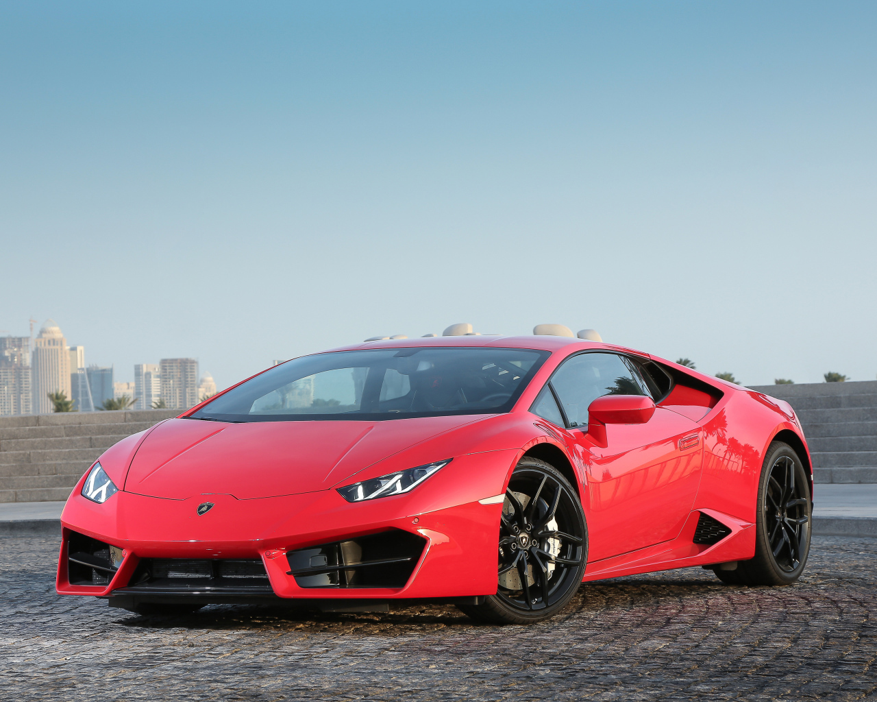 Красный спортивный автомобиль Lamborghini Huracan